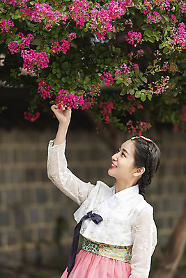 포토 JPG 주간 한국전통 응시 여자 꽃 여유 여행 한옥 한명 미소 사람 상반신 20대 성인 야외 옆모습 한국인 자유 가을 잡기 한복 전라북도 즐거움 한옥마을 설레임 국내여행 배롱나무 전주 성인여자한명만 경기전 국내포토 자연요소 나무 식물 1 전통 시선 계절 감정 뷰포인트 컨셉 고건축 모션 한국 표정 동양인 청년 마을 전통의상 전라도 여자한명만 성인여자만 파일형식