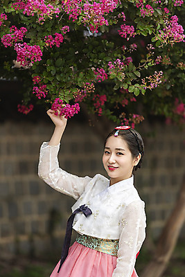 포토 JPG 주간 식물 한국전통 응시 여자 꽃 여유 여행 한옥 한명 미소 사람 상반신 20대 성인 야외 옆모습 한국인 자유 가을 잡기 한복 전라북도 즐거움 한옥마을 설레임 국내여행 배롱나무 전주 성인여자한명만 경기전 국내포토 자연요소 나무 1 전통 시선 계절 감정 뷰포인트 컨셉 고건축 모션 한국 표정 동양인 청년 마을 전통의상 전라도 여자한명만 성인여자만 파일형식