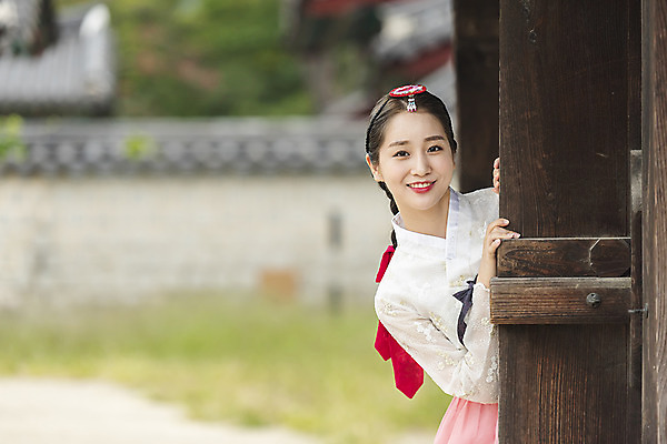 포토 JPG 주간 한국전통 응시 여자 여유 여행 한옥 한명 미소 사람 상반신 20대 성인 야외 앞모습 아웃포커스 한국인 자유 가을 한복 전라북도 즐거움 전통문 한옥마을 설레임 국내여행 전주 성인여자한명만 경기전 국내포토 자연요소 1 전통 시선 계절 감정 뷰포인트 컨셉 고건축 한국 촬영기법 표정 동양인 청년 문 마을 전통의상 전라도 여자한명만 성인여자만 파일형식