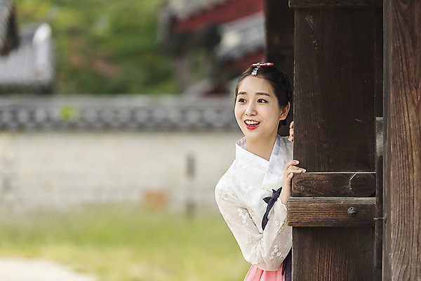 포토 JPG 주간 한국전통 응시 여자 여유 여행 한옥 한명 미소 사람 상반신 20대 성인 야외 앞모습 아웃포커스 한국인 자유 가을 한복 전라북도 전통문 한옥마을 국내여행 전주 성인여자한명만 경기전 국내포토 자연요소 1 전통 시선 계절 감정 뷰포인트 컨셉 고건축 한국 촬영기법 표정 동양인 청년 문 마을 전통의상 전라도 여자한명만 성인여자만 파일형식