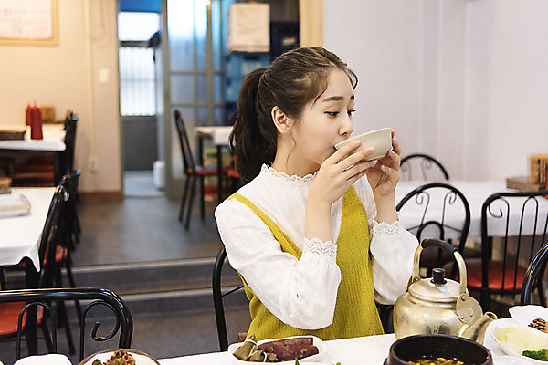 포토 JPG 한국전통 여자 여유 음식 여행 실내 한명 사람 상반신 20대 성인 앞모습 한국인 자유 마시기 가을 사발 전라북도 즐거움 막걸리 한옥마을 국내여행 전주 성인여자한명만 국내포토 1 전통 계절 감정 뷰포인트 컨셉 모션 한옥 주류 한국 동양인 청년 내부 마을 사기그릇 전라도 여자한명만 성인여자만 파일형식