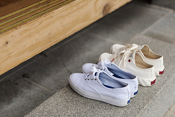 포토 JPG 주간 한국전통 여행 운동화 신발 한옥 사람없음 야외 가을 전라북도 한옥마을 국내여행 두켤레 전주 정리정돈 게스트하우스 국내포토 자연요소 전통 계절 고건축 한국 마을 숙박업 전라도 파일형식