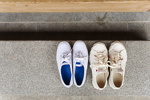 포토 JPG 주간 한국전통 여행 운동화 신발 한옥 사람없음 야외 가을 전라북도 한옥마을 국내여행 두켤레 전주 정리정돈 게스트하우스 국내포토 자연요소 전통 계절 고건축 한국 마을 숙박업 전라도 파일형식