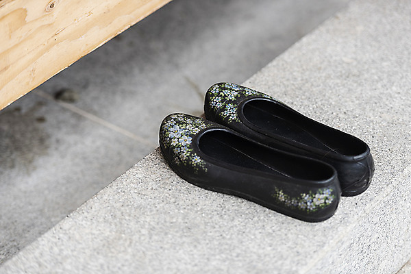 포토 JPG 주간 한국전통 여행 신발 한옥 사람없음 야외 깨끗함 가을 전라북도 고무신 한옥마을 국내여행 전주 게스트하우스 국내포토 자연요소 전통 계절 컨셉 고건축 한국 마을 숙박업 전라도 파일형식