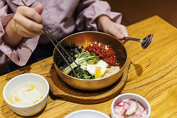 포토 JPG 한국전통 여자 여유 음식 여행 젓가락 한명 사람 20대 성인 신체부위 숟가락 한국인 자유 양손 가을 전라북도 즐거움 비빔밥 물김치 한옥마을 설레임 국내여행 섞기 육회비빔밥 전주 성인여자한명만 국내포토 1 전통 손 계절 감정 한식 컨셉 김치 한옥 한국 수저 동양인 청년 마을 전라도 육회 여자한명만 성인여자만 파일형식
