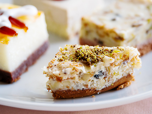 포토 JPG 해외이미지 접시 음식 탁자 휴식 디저트 사람없음 과자 케이크 식사 카페 빵집 견과류 닫기 달콤 맛 아침식사 설탕 토핑 시럽 타르트 페스츄리 피스타치오 해외포토 식기 빵 가구 컨셉 모션 상점 파이_빵 파일형식 이미지허브