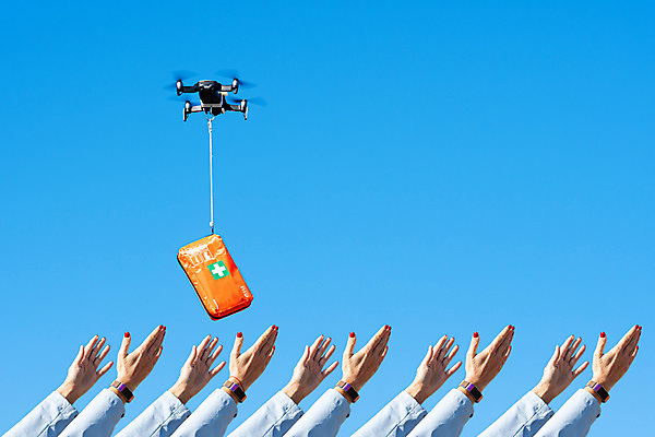 포토 JPG 해외이미지 컨셉 교통시설 하늘 미래 안테나 관리 사람없음 야외 상자 약 도움 구출 상품 로봇 배송 서비스 속도 프로펠러 패키지 멀리 물류 혁명 고립 대패 드론 제어 헬프 해외포토 교통 통신 의학 시설 파일형식 이미지허브