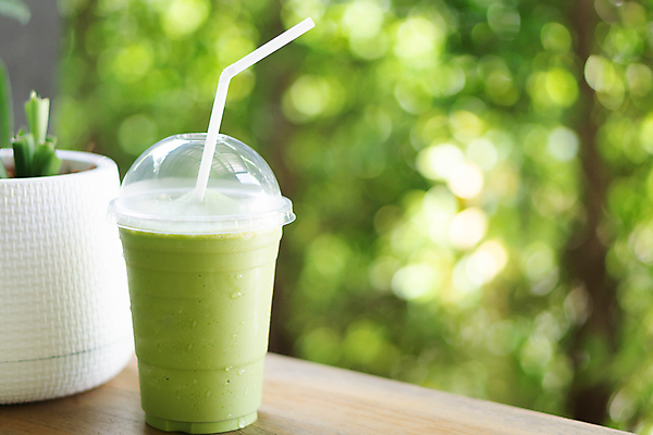포토 JPG 해외이미지 주간 화분 탁자 빨대 사람없음 야외 아웃포커스 컵 녹차 보케 녹차라떼 말차 테이크아웃컵 말차라떼 해외포토 자연요소 식기 가구 촬영기법 차_음료 라떼 파일형식 이미지허브