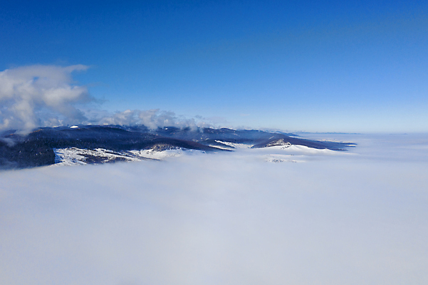 포토 JPG 해외이미지 나무 구름 계절 여행 백그라운드 겨울 자연 하늘 아침 날씨 산 안테나 파노라마 풍경 사람없음 야외 파란색 우주 환경 계곡 추위 안개 흰색 숲 언덕 산등성이 내추럴 넘어짐 뿌연 절정 가문비나무 해외포토 주간 자연요소 식물 컬러 통신 모션 촬영기법 생태계 파일형식 이미지허브