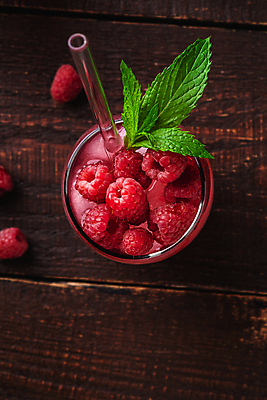 포토 JPG 해외이미지 잔 빨대 사람없음 빨간색 얼음 달콤 시원함 허브 산딸기 에이드 나무배경 해외포토 자연요소 식물 식기 음료 컬러 백그라운드 과일 맛 파일형식 이미지허브