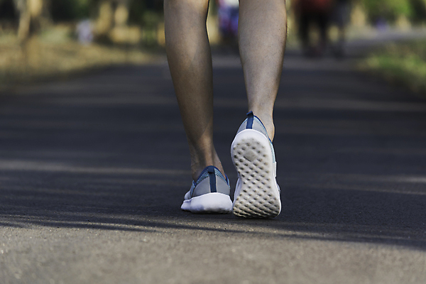 포토 JPG 해외이미지 라이프스타일 공원 여자 스포츠 포즈 신발 신체 모션 발 자연 거리 따뜻함 건강 사람 성인 사람없음 야외 여름 운동복 달리기 조깅 운동 걷기 일출 스트레칭 에너지 연습 속도 마라톤 달리기선수 양발 해외포토 옷 계절 공공시설 경기 생활 신체부위 노을 육상스포츠 생태계 육상선수 파일형식 이미지허브