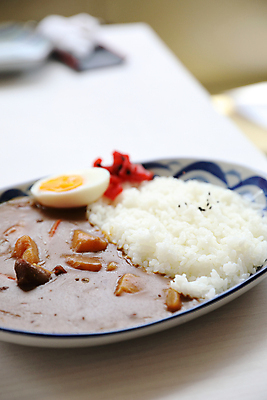 포토 JPG 해외이미지 실내 사람없음 아웃포커스 카레라이스 나무탁자 해외포토 탁자 촬영기법 내부 카레 파일형식 이미지허브