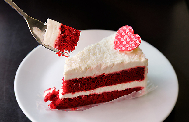 포토 JPG 해외이미지 접시 포크 검은배경 실내 들기 사람없음 하트 조각케이크 레드벨벳 해외포토 모양 식기 백그라운드 모션 디저트 내부 케이크 검은색 파일형식 이미지허브