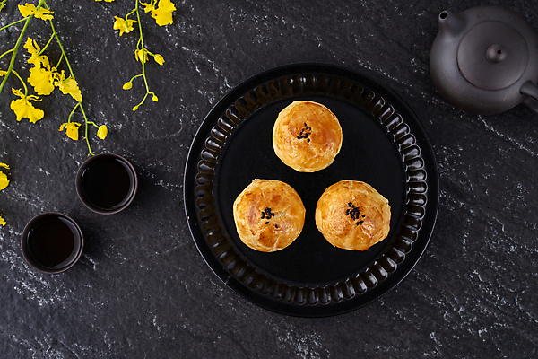 포토 JPG 해외이미지 접시 꽃 검은배경 디저트 실내 사람없음 하이앵글 차 달콤 찻잔 찻주전자 월병 해외포토 식물 식기 음료 음식 뷰포인트 백그라운드 주전자 잔 내부 과자 검은색 맛 중국전통 파일형식 이미지허브