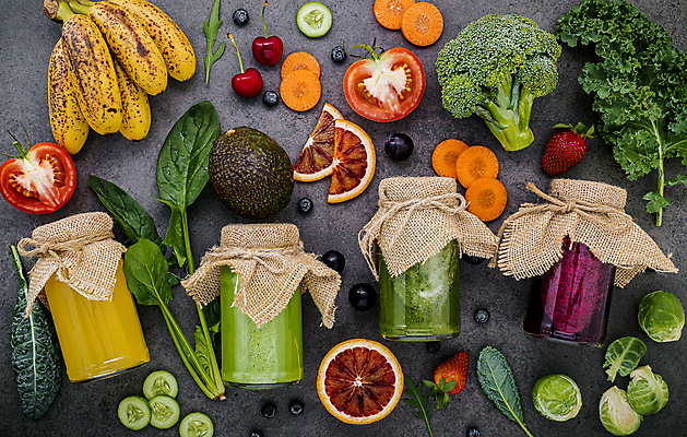 포토 JPG 해외이미지 토마토 딸기 검은배경 유리병 오이 바나나 실내 사람없음 하이앵글 당근 체리 과일주스 야채주스 브로콜리 묶기 자몽 블루베리 시금치 노끈 아보카도 건강식 방울양배추 스무디 디톡스 해외포토 음료 줄 음식 뷰포인트 백그라운드 채소 과일 모션 병_용기 뿌리채소 건강 내부 검은색 주스 양배추 파일형식 이미지허브