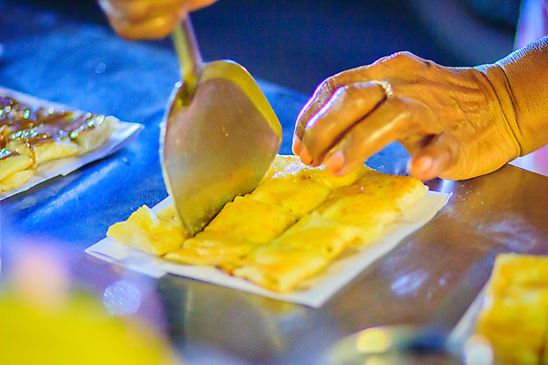 포토 JPG 해외이미지 손 문화 음식 빵 태국 디저트 치즈 거리 서브 요리 동양인 사람없음 노란색 세일 상점 계란 식사 저녁식사 우유 튀김 뜨거움 시장 플랫 닫기 달콤 설탕 인도인 상인 만들기 밀가루 레시피 버터 남쪽 폭식 방법 캐러멜 해외포토 외국인 아시아 컬러 모션 유제품 인종 신체부위 알 맛 가루 방향 파일형식 이미지허브