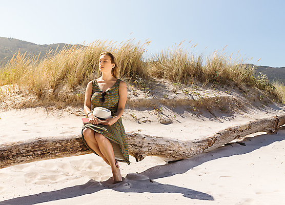 포토 JPG 해외이미지 나무 라이프스타일 응시 여자 모래 포즈 맨발 휴가 휴식 한명 앉기 야외 책 선글라스 태양 맑음 침묵 고요 스페인 고독 호흡 모래언덕 배려 파라다이스 혼자 해외포토 자연요소 식물 1 시선 감정 유럽 안경 컨셉 모션 발 날씨 사람 생활 소리 언덕 파일형식 이미지허브