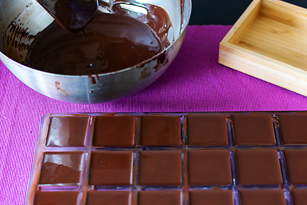 포토 JPG 해외이미지 음식 조각 백그라운드 재료 부분 디저트 기념 건강 사탕 사람없음 갈색 쌓기 과자 초콜릿 검은색 어둠 우유 에너지 흰색 바 달콤 맛 유기농 칼로리 코코아 흙더미 덩어리 토막 내추럴 찌그러짐 고립 깨짐 카카오 억울 개조 비건 해외포토 웰빙 감정 음료 컬러 컨셉 모션 유제품 흙 채식주의자 파일형식 더미 이미지허브