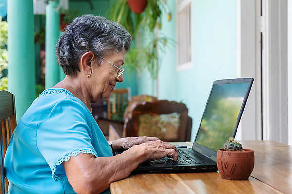 포토 JPG 해외이미지 직업 라이프스타일 응시 여자 행복 생각 인터넷 통신 가정 주택 실내 건강 한명 사람 앉기 성인 노트북 컴퓨터 알약 디지털 공책 흰색 타이핑 잡기 업무 비즈니스우먼 연결 은퇴 무선전화기 온라인 옛날 해외포토 1 시선 감정 컬러 비즈니스 모션 문구용품 내부 건물 생활 전자제품 약 작업 직장인 전화기 파일형식 이미지허브