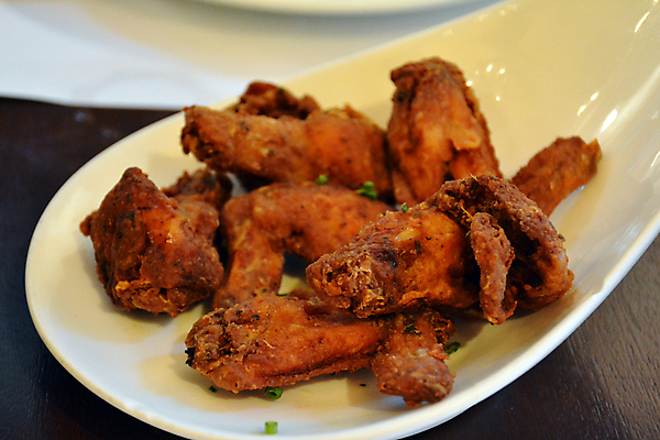 포토 JPG 해외이미지 접시 음식 날개 비즈니스 서브 요리 사람없음 식당 식사 저녁식사 치킨 카페 튀김 뜨거움 맛 먹기 허브 메뉴 매움 질서 점심식사 드럼스틱 해외포토 식물 식기 컨셉 모션 상점 예절 닭고기요리 파일형식 이미지허브