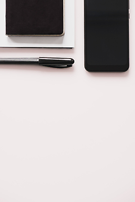 포토 JPG 해외이미지 비즈니스 통신 사람없음 스마트폰 핸드폰 컴퓨터 사무실 알약 펜 검은색 공백 흰색 공구 기록 휴대용 책상 오브젝트 심플 전자 책임자 스타일 카피스페이스 해외포토 컬러 가구 전자제품 스마트기기 필기구 약 도구 파일형식 이미지허브