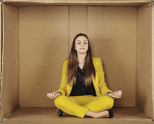 포토 JPG 해외이미지 전신 백인 여자 한명 성인 앞모습 상자 사무실 비즈니스우먼 가부좌 갇힘 답답함 성인여자한명만 해외포토 서양인 1 뷰포인트 비즈니스 모션 사람 앉기 직장인 감각 여자한명만 성인여자만 파일형식 이미지허브