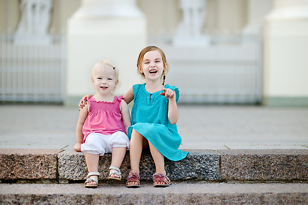 포토 JPG 해외이미지 백인 드레스 행복 감정 어린이 2 장난 가족 포옹 함께함 사랑 사람 앉기 야외 두명 컬러풀 계단 우정 기쁨 흰색 표현 도시 정사각형 형제 타운 언니 걸음마 해외포토 도형 서양인 옷 남자 컬러 컨셉 관계 안기 모션 친구 자매 파일형식 이미지허브