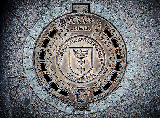 포토 JPG 해외이미지 유럽 거리 사람없음 금속 수확 골동품 덮개 조약돌 바위 도시 원형 역사 철 복고 광택 타운 폴란드 옛날 하수 해외포토 도형 나라 농업 재질 물 뚜껑 돌_바위 파일형식 이미지허브