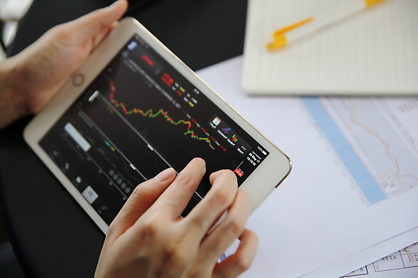 포토 JPG 해외이미지 손 탁자 그래프 아웃포커스 신체부위 스마트폰 주식 분석 투자 해외포토 가구 컨셉 비즈니스 촬영기법 사람 금융 핸드폰 스마트기기 파일형식 이미지허브