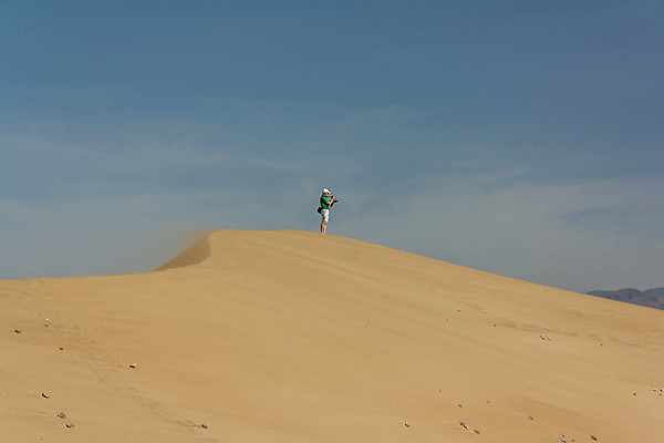 포토 JPG 해외이미지 주간 전신 남자 하늘 한명 서기 풍경 성인 야외 옆모습 사막 모래언덕 성인남자한명만 해외포토 자연요소 1 뷰포인트 모션 사람 언덕 남자한명만 성인남자만 파일형식 이미지허브