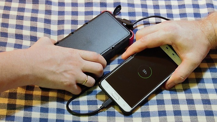 포토 JPG 해외이미지 여행 통신 모바일 세포 사람없음 야외 전자제품 빛 스마트폰 핸드폰 태양 환경 디지털 힘 재활용 에너지 판넬 네트워크 플러그 휴대용 전화기 스마트 에코 전자 철사 자원 세대 충전 유지 무료 베터리 요금 원정 충전기 공급 셀룰러 해외포토 자연요소 컨셉 스마트기기 기계 오브젝트 친환경 파일형식 이미지허브