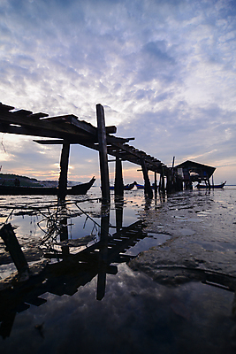 포토 JPG 해외이미지 구름 아시아 바다 섬 여행 조류 하늘 아침 낚시 휴가 주택 풍경 사람없음 야외 가로 물 보트 오두막 낚시꾼 암초 말레이시아 해외포토 주간 자연요소 동물 나라 배_교통 레저 건물 파일형식 이미지허브