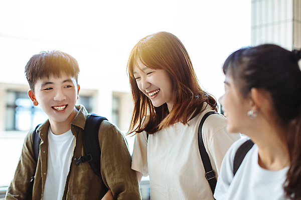 포토 JPG 해외이미지 학생 여자 교육 남자 행복 가방 학교 동양인 상반신 옆모습 10대 세명 우정 십대만 해외포토 잡화 감정 뷰포인트 청소년 사람 인종 친구 파일형식 이미지허브