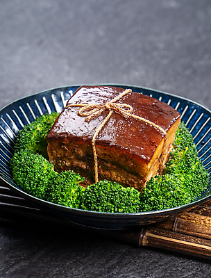 포토 JPG 해외이미지 접시 검은배경 실내 돼지고기 사람없음 중식 끈 브로콜리 나무받침 동파육 해외포토 식기 음식 백그라운드 채소 육류 내부 목재 검은색 받침대 파일형식 이미지허브