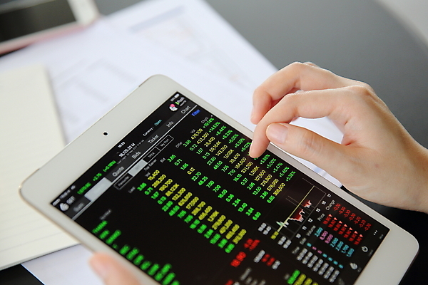 포토 JPG 해외이미지 손 탁자 그래프 아웃포커스 신체부위 태블릿 주식 분석 투자 해외포토 가구 컨셉 비즈니스 촬영기법 사람 금융 전자제품 스마트기기 파일형식 이미지허브