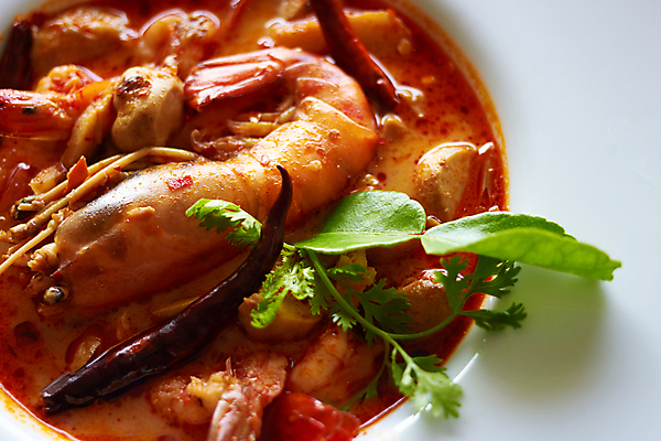 포토 JPG 해외이미지 전통 접시 음식 잎 태국 고추 탁자 새우 어류 요리 동양인 사람없음 목재 빨간색 초록색 노란색 식사 저녁식사 버섯 우유 신선 뜨거움 사발 고수 수프 정상 먹기 레몬 해산물 매움 라임 지역 코코넛 고립 해외포토 나무 식물 식기 아시아 컬러 가구 채소 과일 재료 모션 유제품 갑각류 인종 수중동물 사기그릇 맛 향신료 파일형식 이미지허브