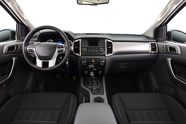 포토 JPG 해외이미지 스튜디오촬영 디자인 지도 의자 교통시설 자동차 실내 안전 사람없음 내부 소리 장비 운전 벨트 뜨거움 운전사 고급 수리 핸들 가죽 라디오 승객 시스템 네비게이션 위로 계기판 자동 제어 스타일 해외포토 직업 잡화 육상교통 가구 교통 컨셉 모션 전자제품 시설 파일형식 이미지허브