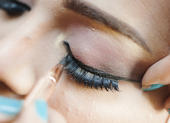 포토 JPG 해외이미지 백인 여자 얼굴 사람없음 유행 검은색 화장품 흰색 붓 주름 눈썹 속눈썹 피부 묘사 마스카라 코 아이섀도 해외포토 서양인 컬러 사람 신체부위 뷰티 파일형식 이미지허브