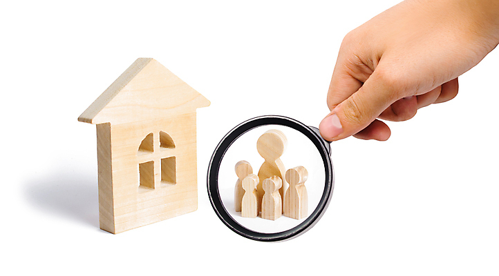 포토 JPG 해외이미지 손 가족 돋보기 실내 들기 신체부위 관찰 말_게임 확대 흰배경 집모양 해외포토 모양 백그라운드 관계 모션 사람 내부 흰색 파일형식 이미지허브