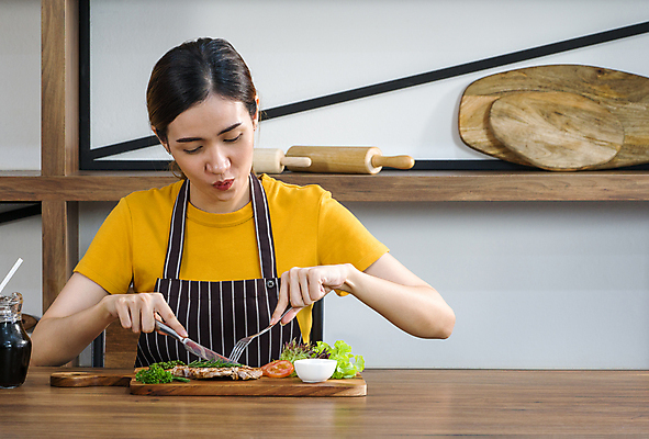 포토 JPG 해외이미지 직업 라이프스타일 접시 여자 행복 포크 채소 재료 태국 탁자 주방용품 주택 건강 육류 스테이크 요리 한명 동양인 주방 요리사 식사 저녁식사 샐러드 가전제품 소고기 신선 양념 칼 맛 그릴 바비큐 자르기 먹기 허브 주부 노력 칼로리 점심식사 핸드메이드 해외포토 식물 1 식기 감정 아시아 음식 가구 생활용품 컨셉 식재료 모션 서양음식 사람 인종 건물 생활 파일형식 이미지허브