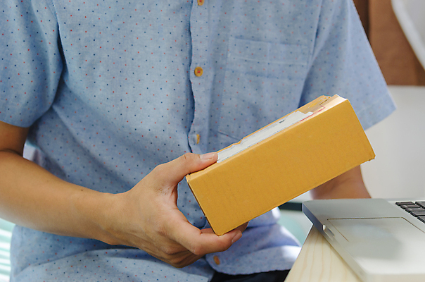 포토 JPG 해외이미지 직업 응시 남자 산업 인터넷 비즈니스 포장 새로움 주택 실내 사람 동양인 성인 사람없음 노트북 쇼핑 컴퓨터 상자 업무 작업 비즈니스맨 온라인쇼핑 패키지 질서 온라인 주인 짐싸기 판지 전자상거래 해외포토 시선 컨셉 인종 내부 건물 전자제품 예절 직장인 파일형식 이미지허브