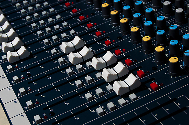 포토 JPG 해외이미지 직업 음악 사람없음 디지털 검은색 소리 장비 도구 판넬 닫기 볼륨 혼합 휴대용 믹서 책상 신호 전자 롤 오디오 스위치 기어 찬성 녹음기 베이스 섞기 제어 줄서기 채널 해외포토 컬러 가구 모션 현악기 문화예술 전자제품 오브젝트 파일형식 녹음_기록 이미지허브