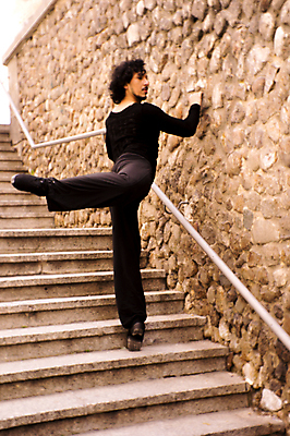 포토 JPG 해외이미지 주간 전신 남자 한명 사람 성인 야외 옆모습 뒷모습 계단 발레 다리들기 성인남자한명만 해외포토 자연요소 1 뷰포인트 모션 춤 남자한명만 성인남자만 파일형식 이미지허브