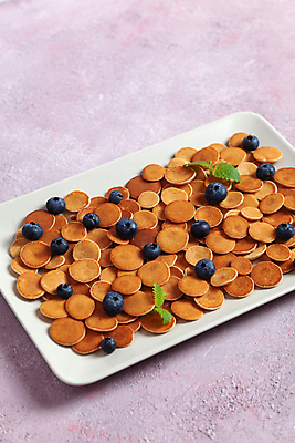 포토 JPG 해외이미지 접시 디저트 실내 사람없음 달콤 작음 민트 블루베리 팬케이크 미니 보라색배경 해외포토 식기 음식 백그라운드 과일 내부 케이크 보라색 맛 크기 허브 파일형식 이미지허브