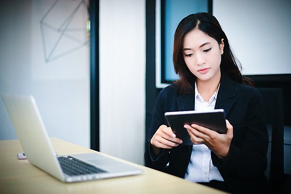 포토 JPG 해외이미지 직업 라이프스타일 응시 여자 행복 커피 인터넷 비즈니스 통신 탁자 모바일 휴식 대화 한명 사람 앉기 동양인 성인 내부 노트북 스마트폰 컴퓨터 사무실 독서 알약 디지털 잡기 업무 작업 비즈니스우먼 네트워크 책상 경영자 해외포토 1 시선 감정 음료 가구 컨셉 모션 말하기 인종 생활 전자제품 핸드폰 스마트기기 약 직장인 리더 파일형식 이미지허브