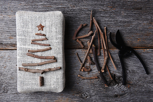 포토 JPG 해외이미지 모양 나무 계절 별 크리스마스 탁자 휴가 선물 사람없음 목재 크리스마스트리 갈색 검은색 회색 나뭇가지 시골 막대기 자르기 삼베 주기 머리위 핸드메이드 해외포토 자연요소 식물 기념일 컬러 가구 재료 모션 파일형식 천_직물 이미지허브