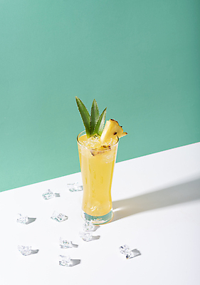 포토 JPG 해외이미지 잎 잔 실내 그림자 사람없음 얼음 파인애플 파인애플주스 초록배경 해외포토 자연요소 식물 식기 백그라운드 과일 내부 초록색 과일주스 열대과일 파일형식 이미지허브