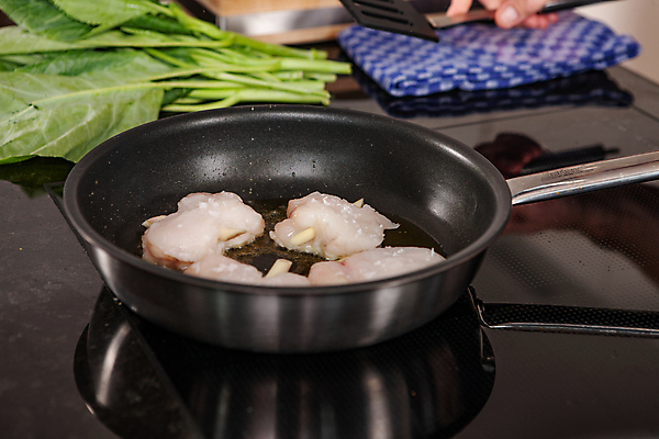 포토 JPG 해외이미지 직업 여자 남자 장갑 유니폼 노동자 주택 사람 사람없음 요리사 앞치마 튀김 뜨거움 양념 조미료 칼날 선택 콘센트 전기에너지 시원함 바비큐 난로 강의 굽기 향신료 준비 간 바쁨 냄새 쇼 서빙 소금 끓이기 넘어짐 땅바닥 앙트레 영양분 제어 해외포토 잡화 옷 음식 컨셉 모션 바닥 건물 에너지 장기_의학 난방기 구이 향미료 파일형식 이미지허브