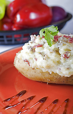 포토 JPG 해외이미지 접시 음식 채소 탁자 감자 사람없음 빨간색 식당 식사 흰색 뜨거움 굽기 먹기 크림 묘사 메뉴 설정 해외포토 식기 컬러 가구 모션 상점 구이 파일형식 이미지허브