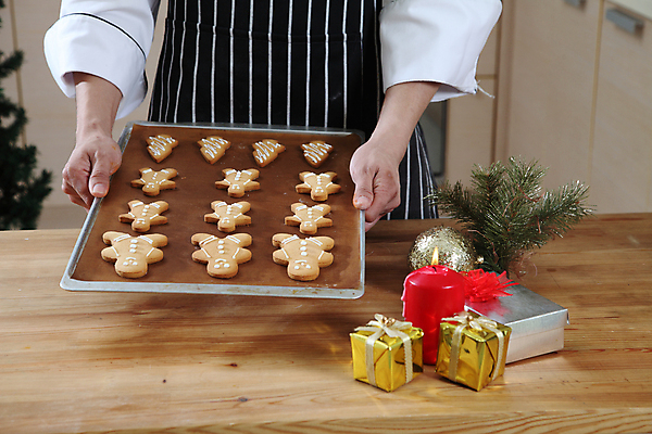 포토 JPG 해외이미지 남자 크리스마스 초 쟁반 실내 한명 들기 상반신 성인 앞모습 선물상자 제과 나무탁자 진저맨 크리스마스트리모양쿠키 성인남자한명만 진저쿠키 오너먼트 해외포토 1 기념일 뷰포인트 크리스마스장식 모션 탁자 선물 사람 내부 상자 쿠키 제과제빵 남자한명만 성인남자만 파일형식 이미지허브
